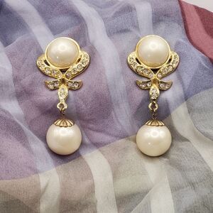 Dangle Earrings Goldtone with faux pearls